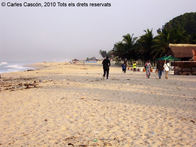 Pocs turistes es veuen a la côte sauvauge. Només alguns africans fent footing o venent alguna cosa