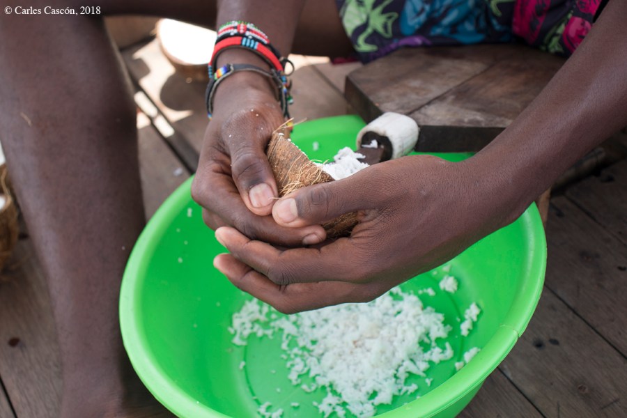 Rayando coco para el arroz