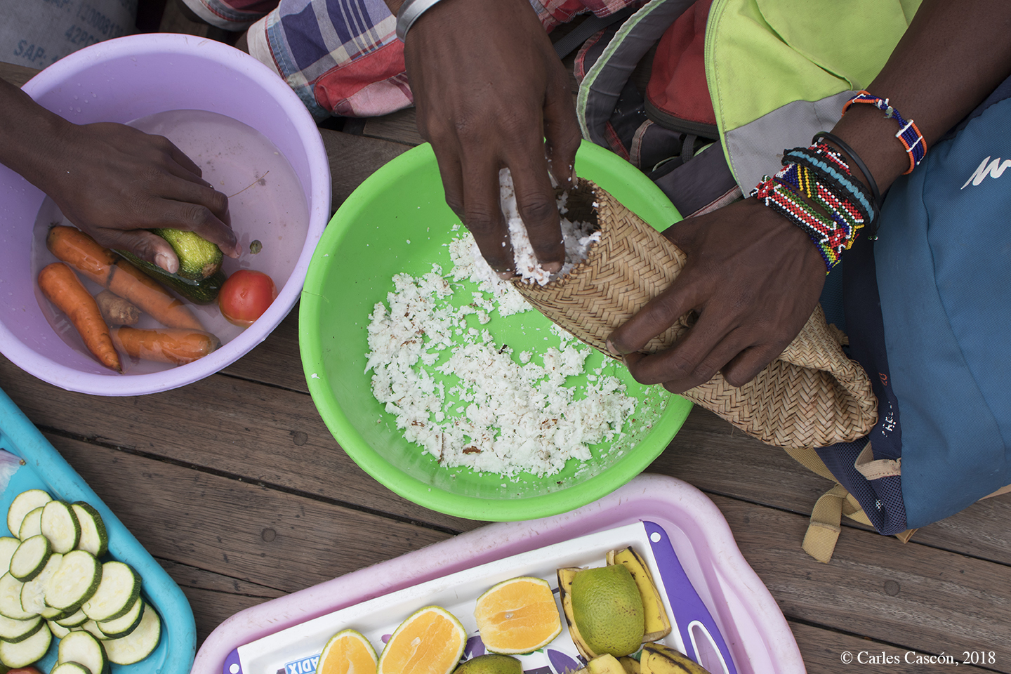 Preparando el coconut rice (wali wa nazi)
