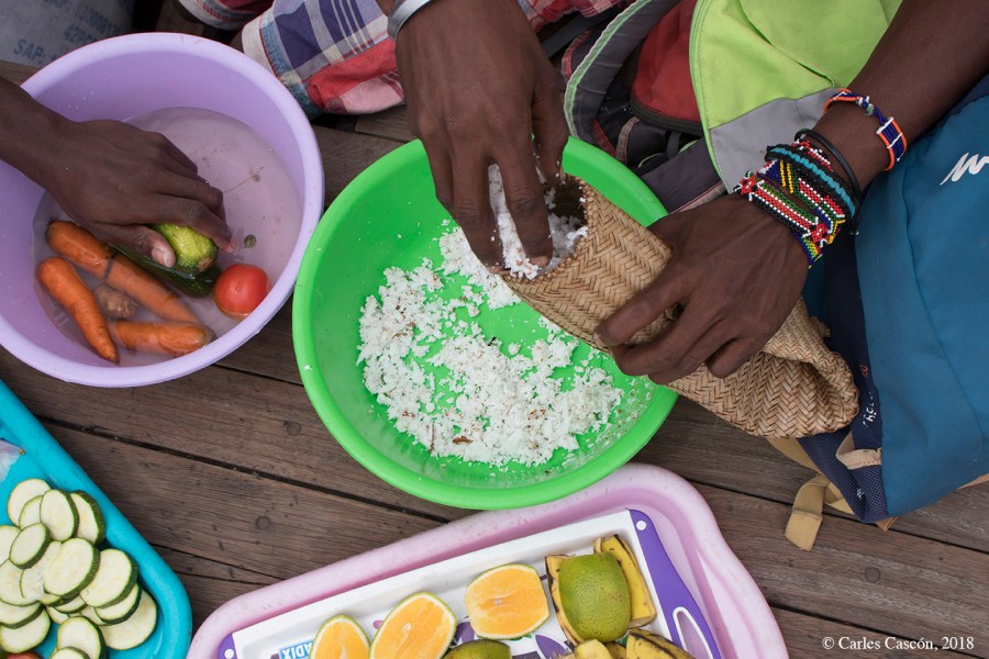 Preparando el coconut rice (wali wa nazi)