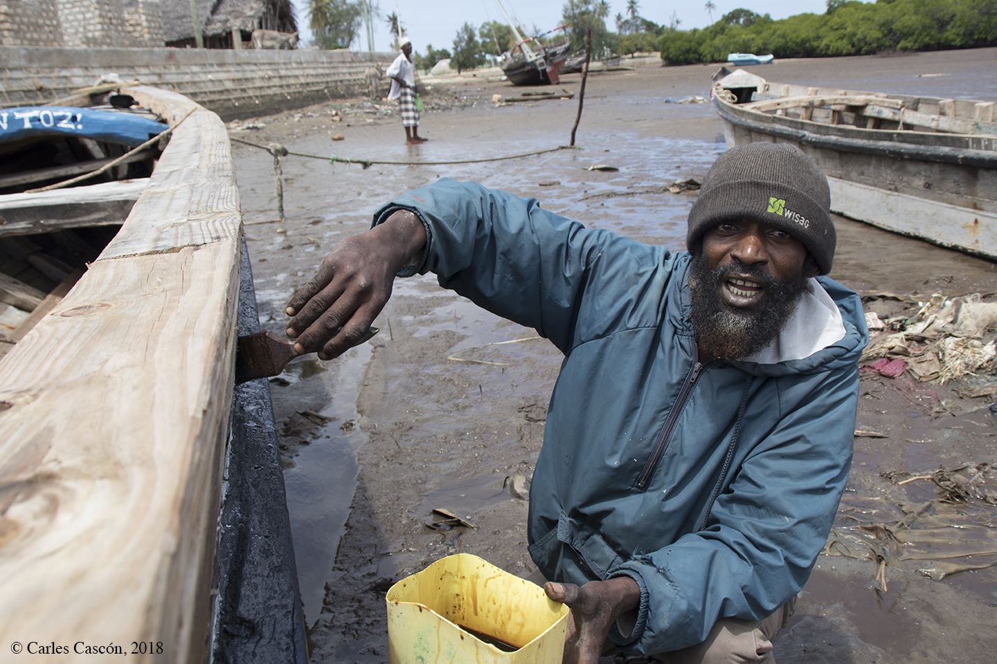 Barnizando en dhow con aceite de tiburón, en Matondoni