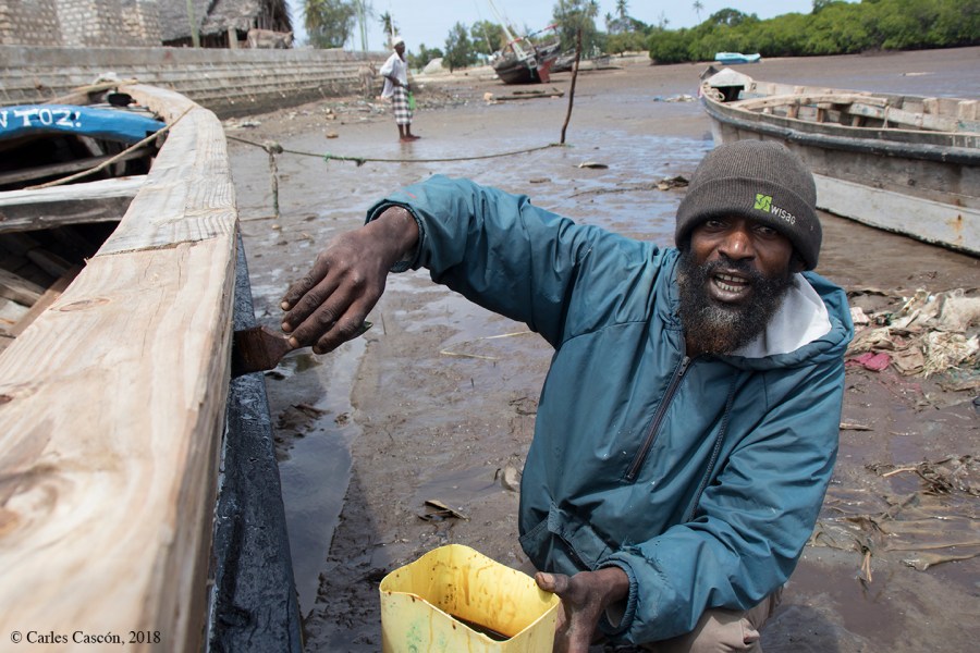 Barnizando en dhow con aceite de tiburón, en Matondoni